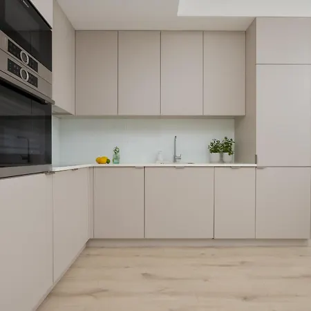 Deluxe Towarowa Towers With Free Parking & Ac By Renters Prestige Apartmán *