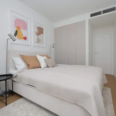 Deluxe Towarowa Towers With Free Parking & Ac By Renters Prestige Varşova