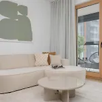 Deluxe Towarowa Towers With Free Parking & Ac By Renters Prestige Apartman