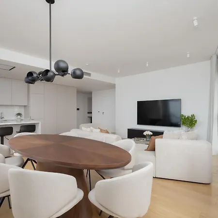 Deluxe Towarowa Towers With Free Parking & Ac By Renters Prestige Apartmán