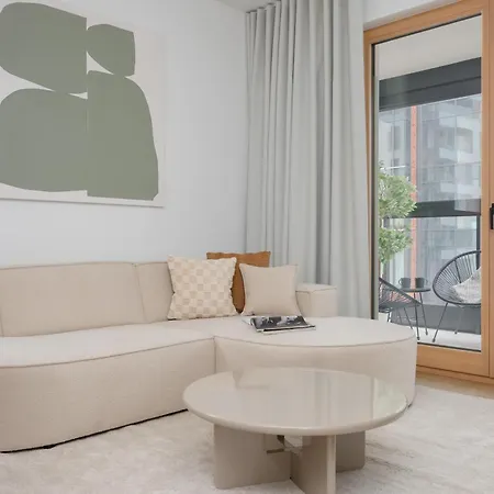 Deluxe Towarowa Towers With Free Parking & Ac By Renters Prestige Apartmán